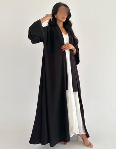 كريب ملكي مطرز باللون الأسود كلوش اكمام واسعه