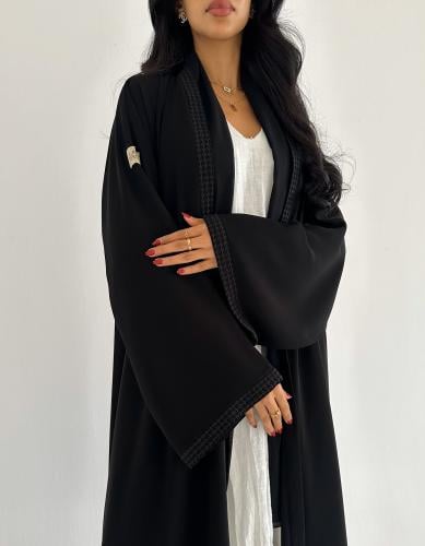 كريب ملكي مطرز باللون الأسود كلوش اكمام واسعه