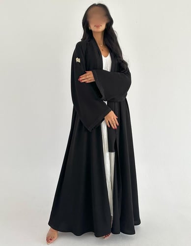 كريب ملكي مطرز باللون الأسود كلوش اكمام واسعه