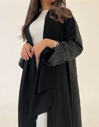 عباية سوداء كلوش كريب وتفته مخطط