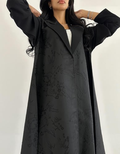 تفته مع ياقة وأكمام ساده كلوش