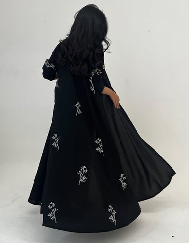 كريب اسود فاحم كلوش تطريز ناعم من الخلف