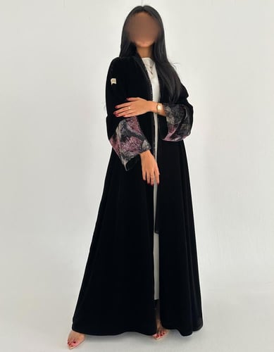 مخمل اسود كوري مع مخمل ملون في الاكمام كلوش