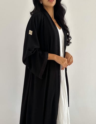 كريب ملكي مطرز باللون الأسود كلوش اكمام واسعه