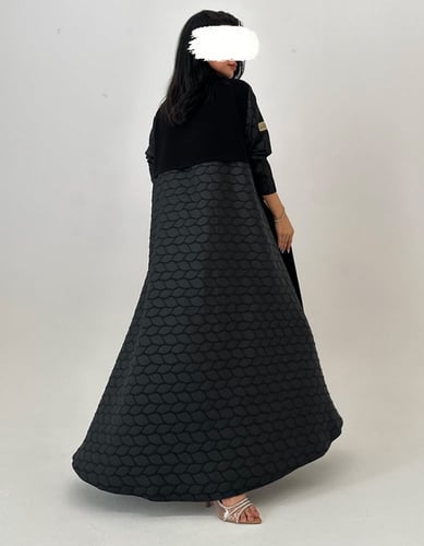 عباية كلوش أسود فاحم من الخلف تفته