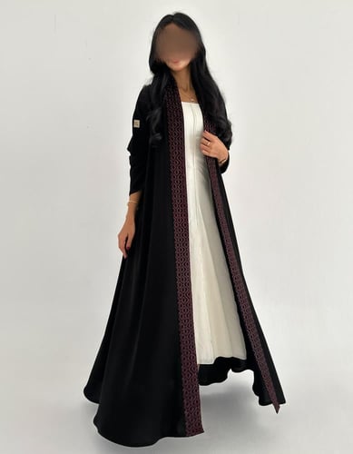 كريب ملكي مع تطريز كلوش اكمام ضيقة