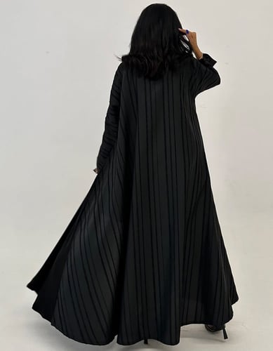 عباية كريب من الخلف تفته مخطط سادة مع فتحه فالكم