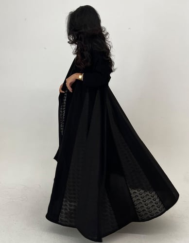 كريب أسود مع كسرات لنن مخرم