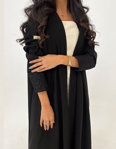 كريب أسود فاحم كلوش بتطريز يدوي ناعم