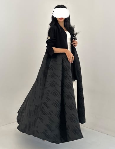 عباية نص كريب وتفته كم بفتحة كلوش