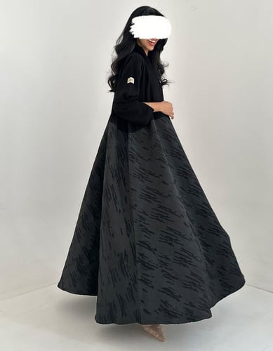 عباية نص كريب وتفته كم بفتحة كلوش