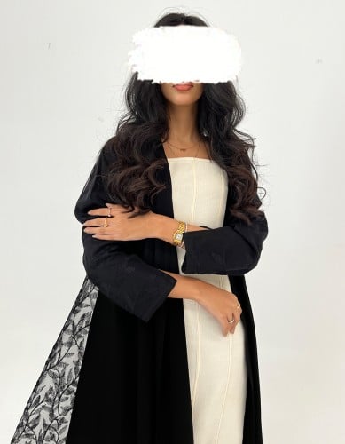 كريب أسود مع تل مطرز من الخلف