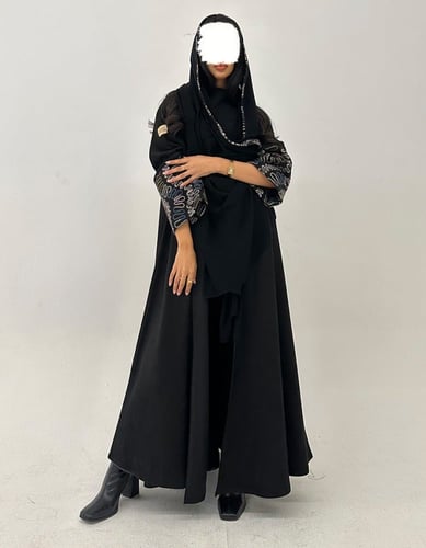 شامواه أسود كلوش مع جوخ مطرز كسرة من الخلف