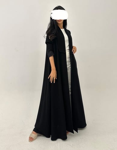 كريب أسود مع ياقه وتل في الأكمام القصة كلوش