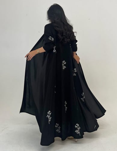 كريب اسود فاحم كلوش تطريز ناعم من الخلف