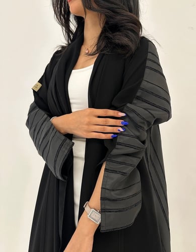 عباية كريب من الخلف تفته مخطط سادة مع فتحه فالكم