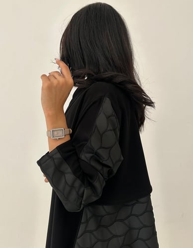 عباية كلوش أسود فاحم من الخلف تفته