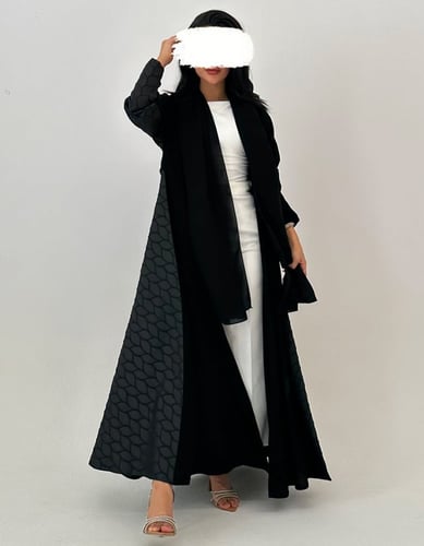 عباية كلوش أسود فاحم من الخلف تفته