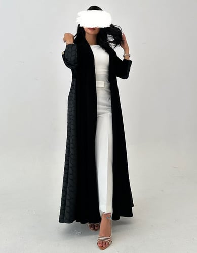 عباية كلوش أسود فاحم من الخلف تفته