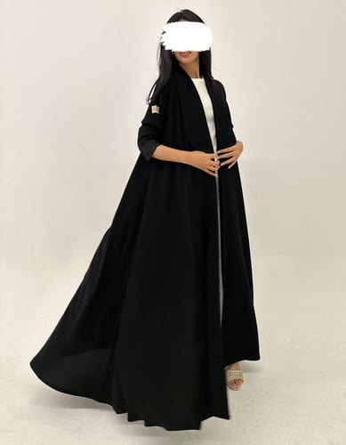 كريب أسود مع ياقه وتل في الأكمام القصة كلوش