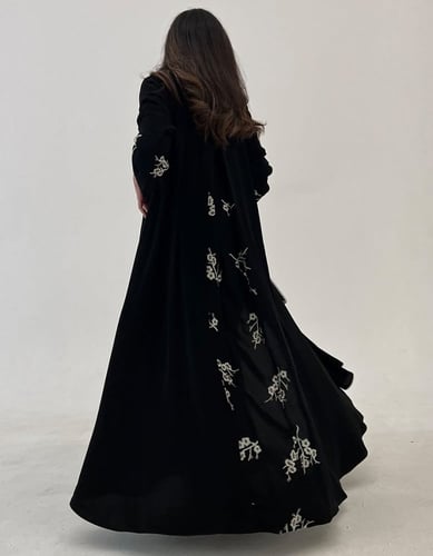 عباية سوداء أكمام مطرزه وكسره مطرزة
