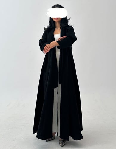 عباية كريب اسود كلوش مع أزرار في الأكمام