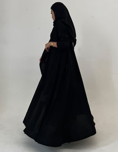 كريب كلوش أسود مطرز بالأسود