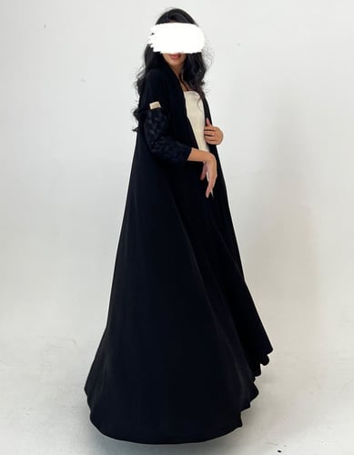 كريب كلوش أسود تطريز يدوي أكمام اغصان