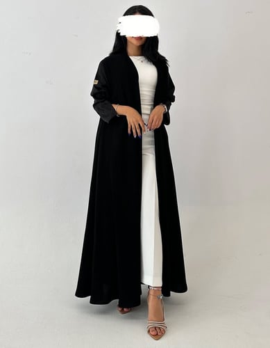 عباية كريب أسود أكمام حرير مخطط