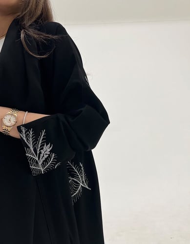 عباية كلوش شك بلمعه فضى فتحه صغيرة في الكم