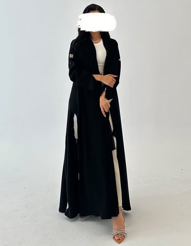 عباية كريب اسود مطرز من الخلف فتحة فالكم