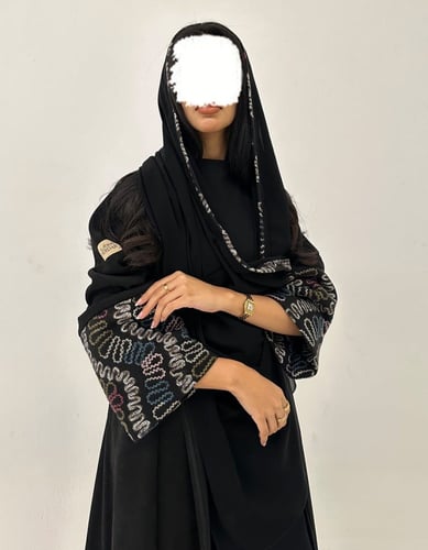 شامواه أسود كلوش مع جوخ مطرز كسرة من الخلف