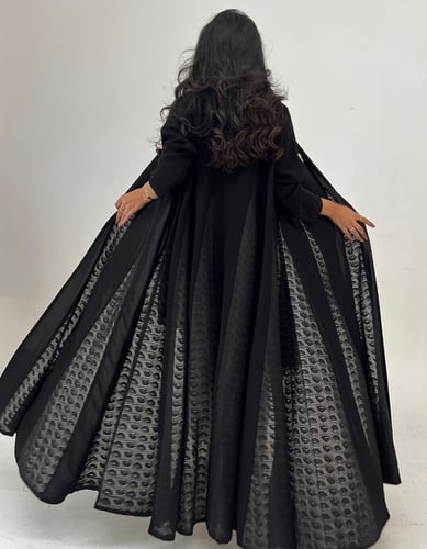 كريب أسود مع كسرات لنن مخرم