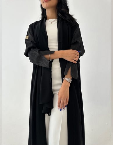 عباية كريب أسود أكمام حرير مخطط