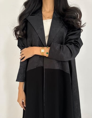 عباية كريب مع تفته بلمعه خفيفة كلوش