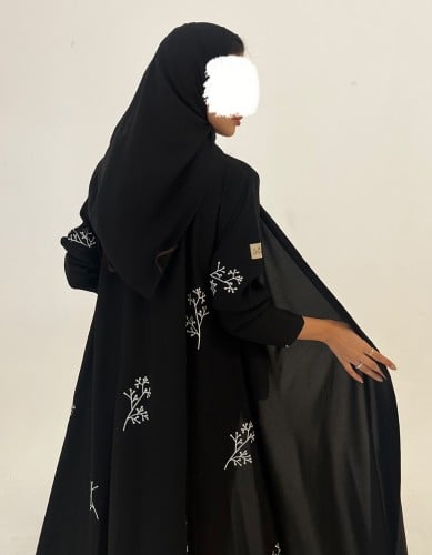 كريب اسود فاحم كلوش تطريز ناعم من الخلف