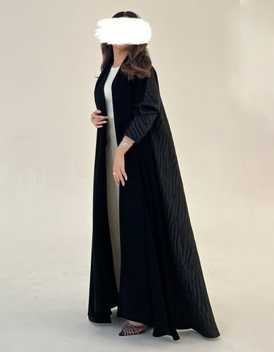 عباية ملكي كلوش ياقة طويلة من الامام وتفته