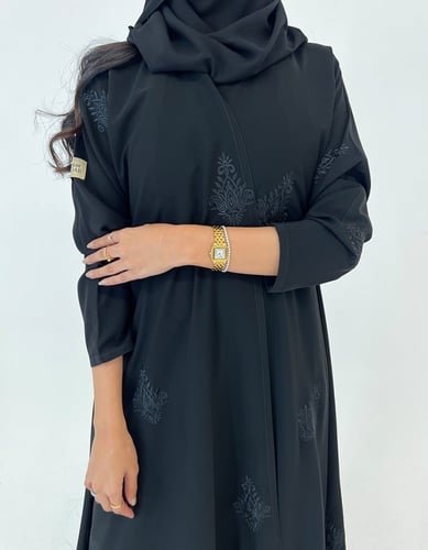 كريب كلوش أسود مطرز بالأسود