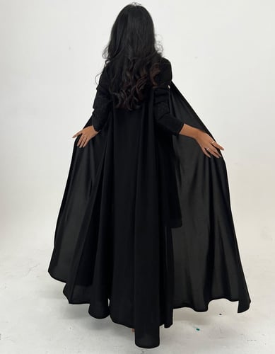 كريب أسود فاحم كلوش بتطريز يدوي ناعم