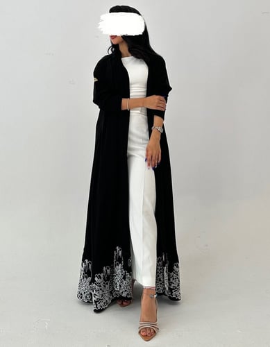 عباية كريب اسود فاحم تطريز من الأسفل