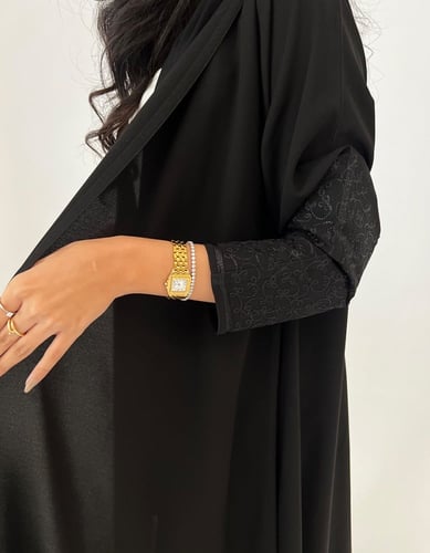 كريب أسود فاحم كلوش بتطريز يدوي ناعم