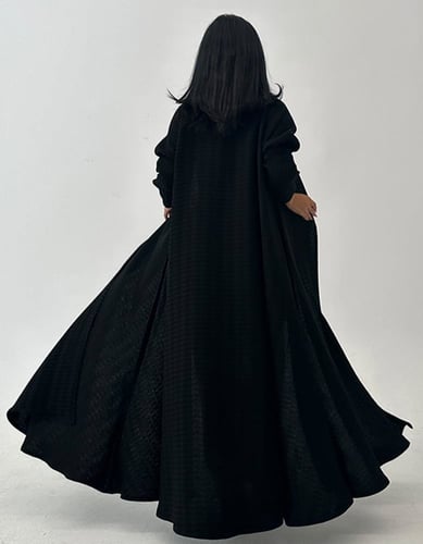 عباية كريب اسود كلوش مع أزرار في الأكمام