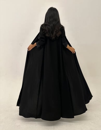 كريب أسود مع ياقه وتل في الأكمام القصة كلوش