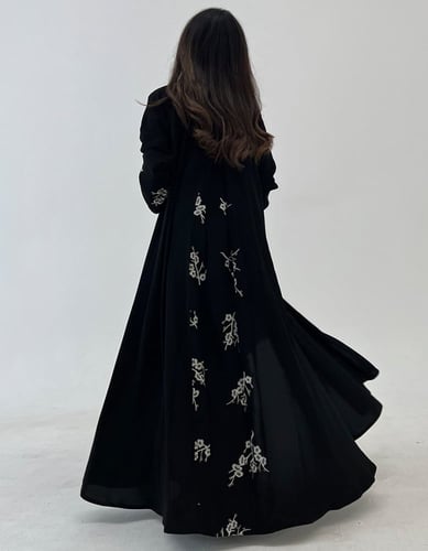 عباية سوداء أكمام مطرزه وكسره مطرزة