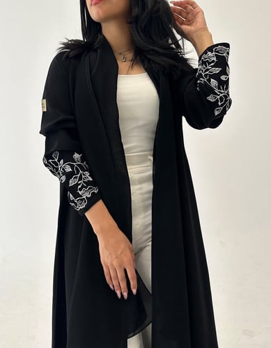 عباية كلوش كريب أسود فاحم مع تطريز على الاطراف