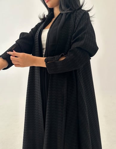 عباية كريب اسود كلوش مع أزرار في الأكمام