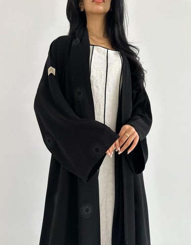 كريب ملكي كلوش تطريز زري اسود ياباني اكمام واسعه