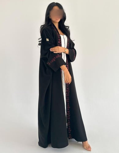 كريب ملكي مطرز بدرجات العنابي ربع بشت