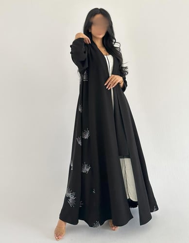 كريب ملكي اسود جوانب مطرزه بدرجات الرمادي كلوش