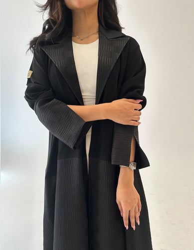 عباية كريب اسود مع ياقة